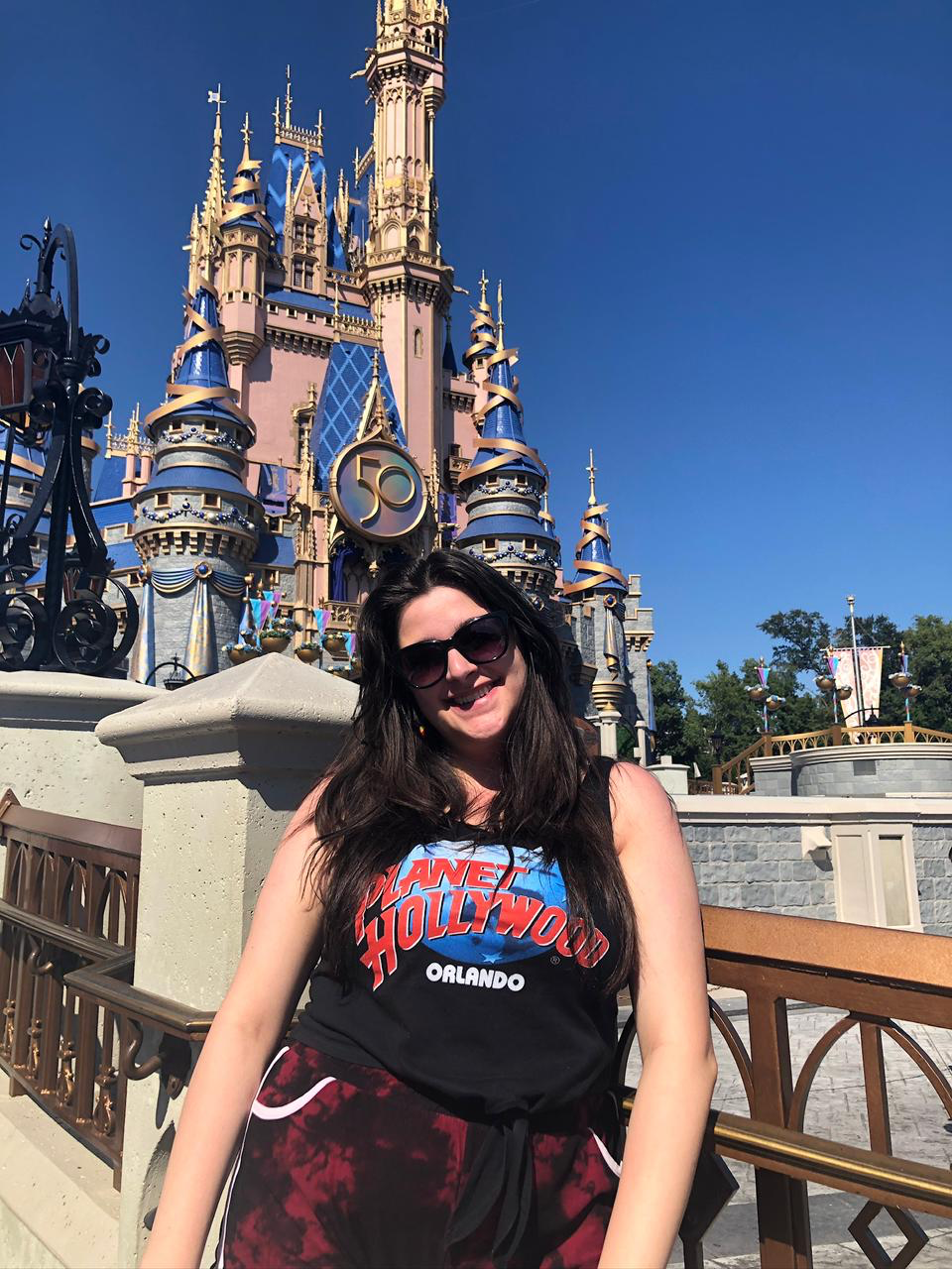 Fer em frente ao castelo da Disney em Orlando, céu azul e dia ensolarado