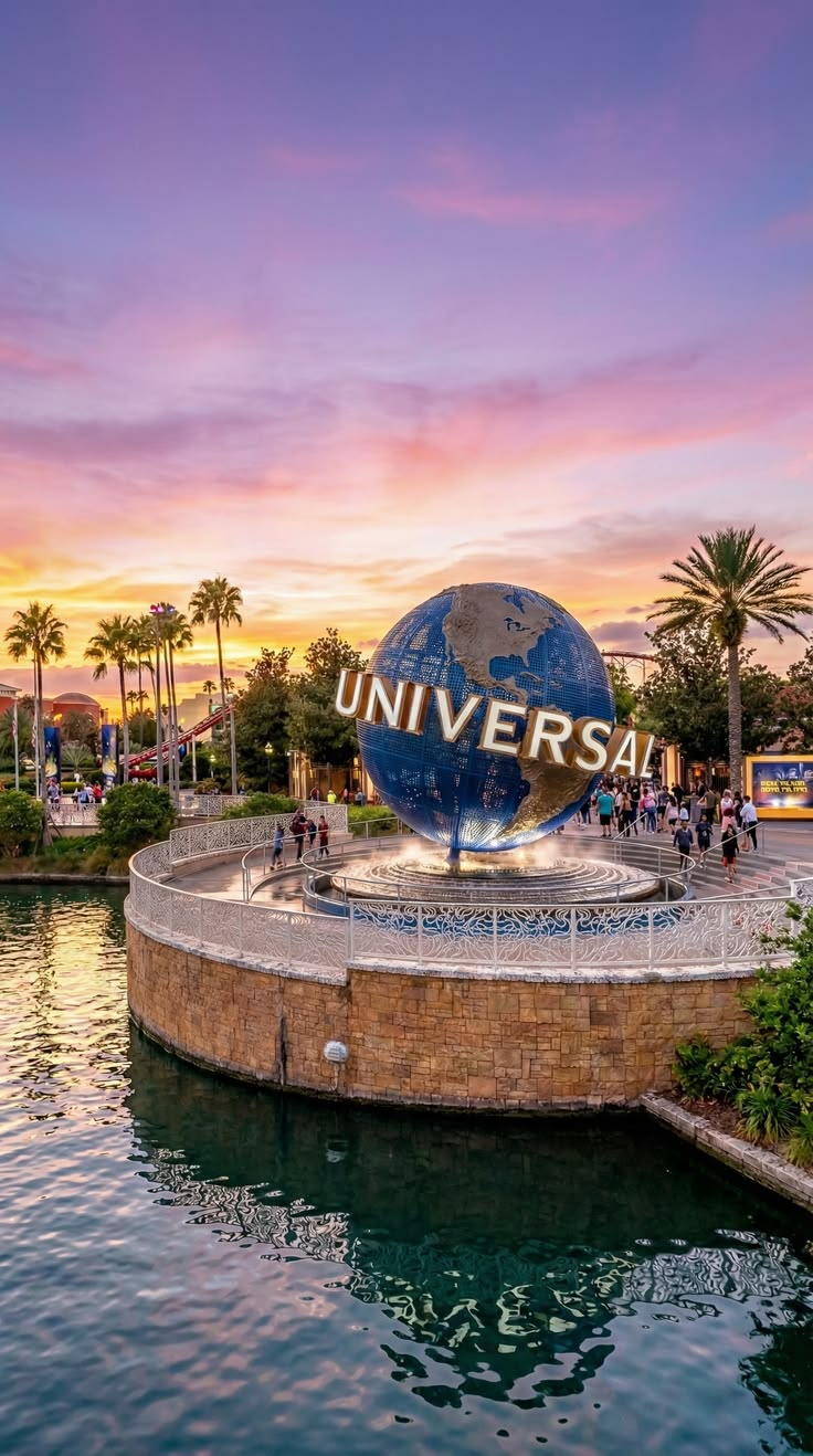 Globo da Universal Studios refletido na água ao entardecer