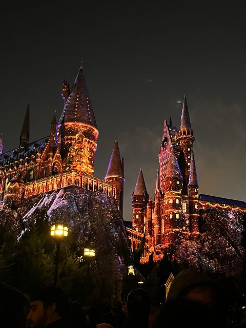 Castelo de Hogwarts iluminado à noite